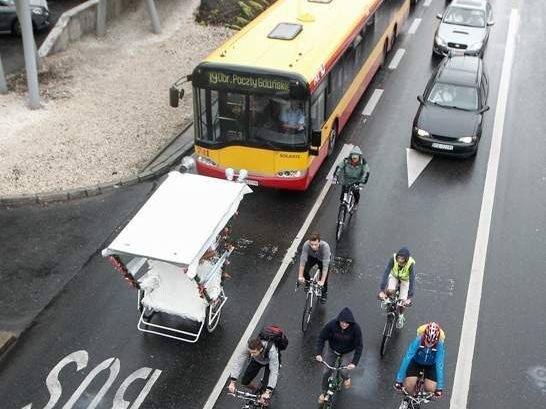 Rowerzyści przejechali przez Rzeszów. Domagają się wpuszczenia na buspasy [FOTO]