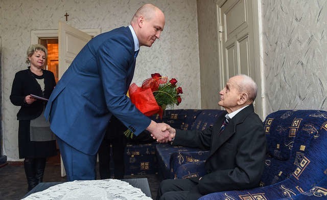 Wiceprezydent Bydgoszczy Łukasz Niedźwiecki składa życzenia Edmundowi Woźniakowi, który skończył 100 lat