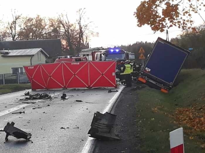 Śmiertelny wypadek w Hopowie. Zderzyły się ciężarówka i osobówka. Nie żyje 85-letni kierowca 