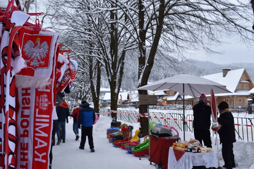 Zakopane szykuje się na skoki. Coraz więcej turystów w mieście i pod Wielką Krokwią 