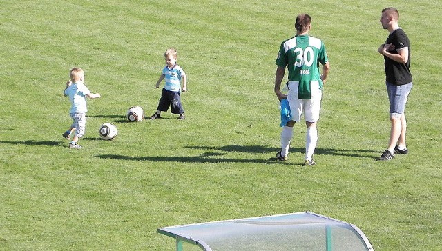 Nawet o wiele młodsi chłopcy palą się do piłki nożnej, wzorem swoich ojców, grających w pierwszej drużynie II-ligowej Olimpii