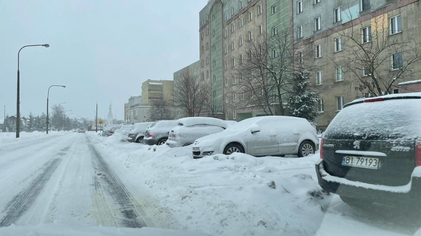 Śnieg padał, a w Białymstoku na ulicach było biało i ślisko. Bo firmom odśnieżającym... zabrakło soli (zdjęcia)