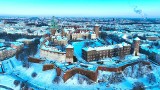 Malownicza zima w Krakowie. Biały Wawel zachwyca majestatem i surowością 