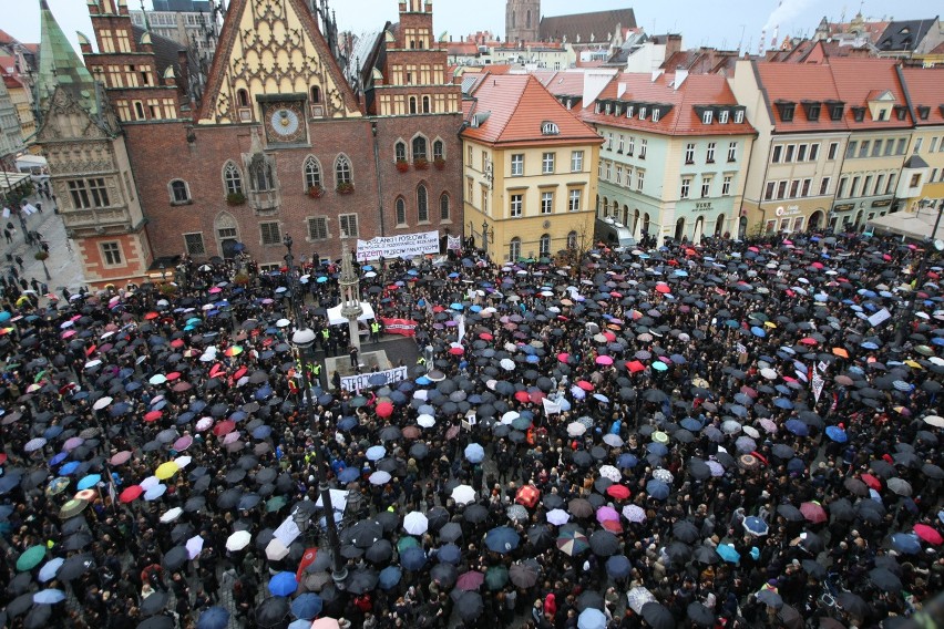 Czarny protest we Wrocławiu. Nawet 20 tysięcy kobiet manifestowało na Rynku