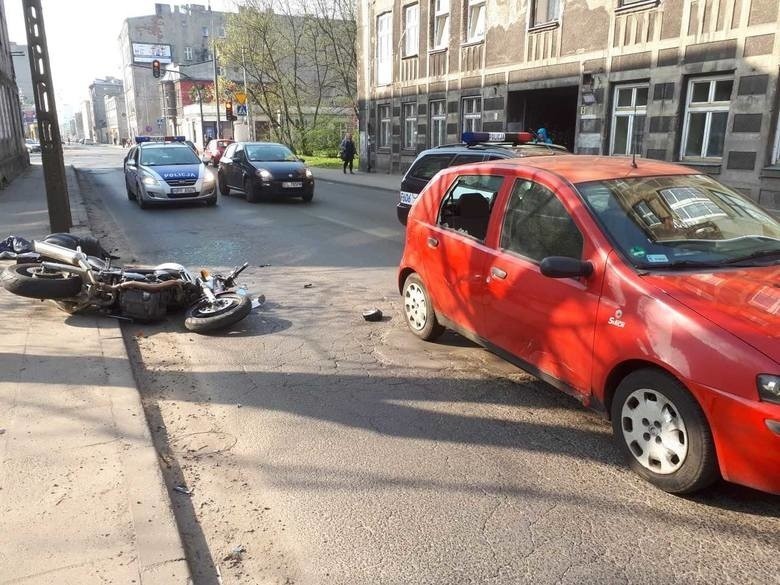 Wypadek na ul. Franciszkańskiej w Łodzi. Motocyklista został potrącony przez fiata punto [zdjęcia]