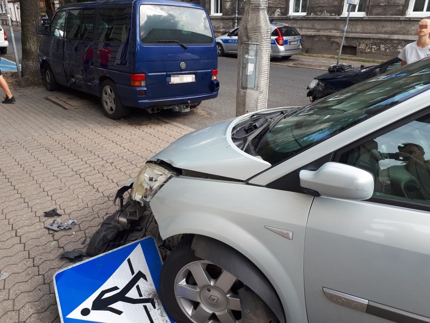 Oba samochody jechały jednokierunkową ulicą Mazowiecką w...