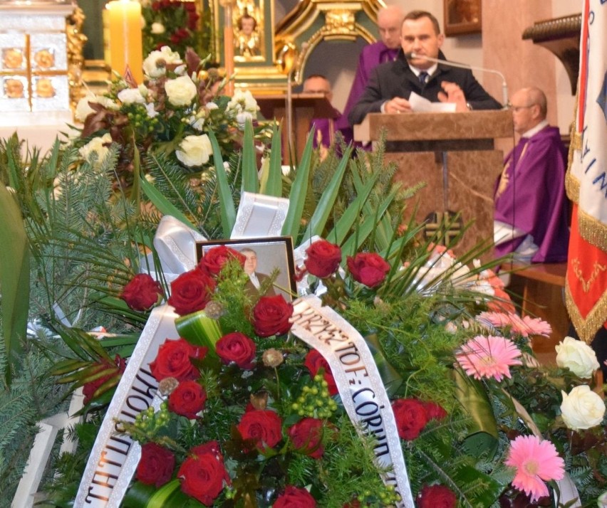 Tłumy na pogrzebie byłego starosty włoszczowskiego Ryszarda Maciejczyka. Ludzie nie mieścili się w kościele (WIDEO, zdjęcia)