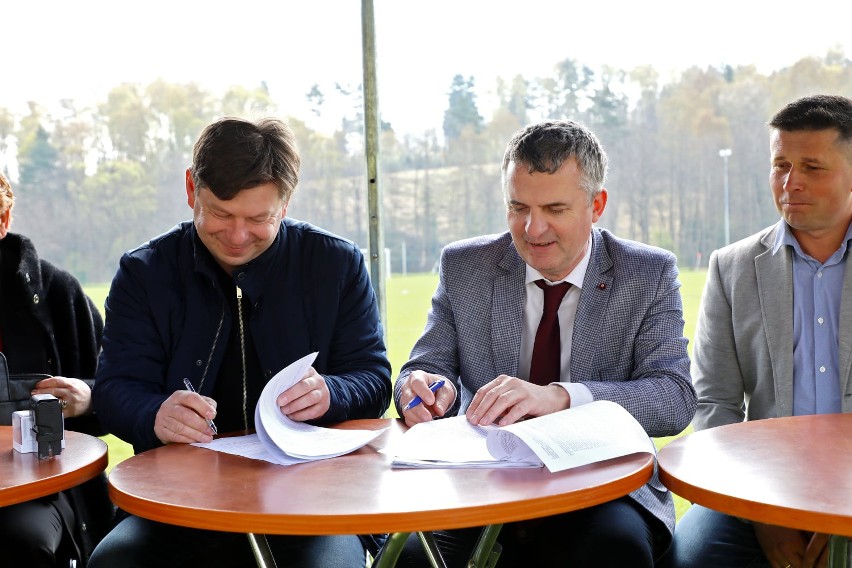 Podpisano umowę na przebudowę boiska Klubu Sportowego Wilga...