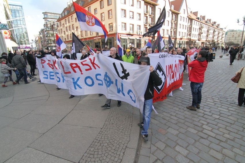 Marsz NOP-u we Wrocławiu. Demonstrowali przeciwko amerykańskiej polityce (NOWE ZDJĘCIA)