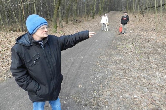 Pan Andrzej, mieszkaniec Śródmieścia, pokazuje drogę, z której często on i wielu innych kędzierzynian korzysta w drodze do domu.