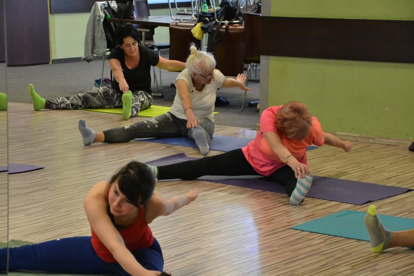 Żorscy seniorzy na ćwiczeniach pilates - tak dbają o swoją sprawność! ZDJĘCIA