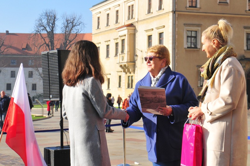 Na Wawelu zakopano kapsułę czasu. Trafiły do niej listy setki dzieci