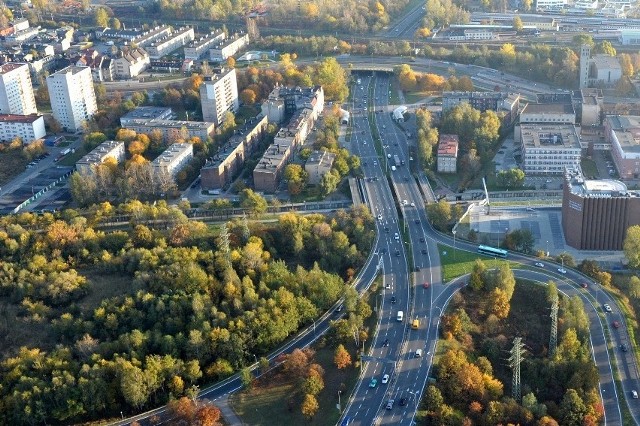 Ceny mieszkań w Katowicach utrzymują się na dość wysokim poziomie. Są jednak dzielnice, w których mieszkania nie powalają z nóg swoją ceną. Gdzie szukać tanich mieszkań w dzielnicy Katowic? Przesuwaj strzałką w PRAWO, by się dowiedzieć.