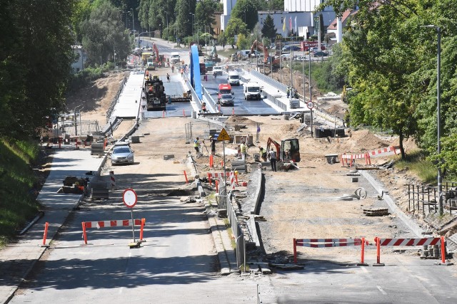 Prace przy budowie nowego wiaduktu na al. Monte Cassino w Koszalinie trwają już ponad rok.