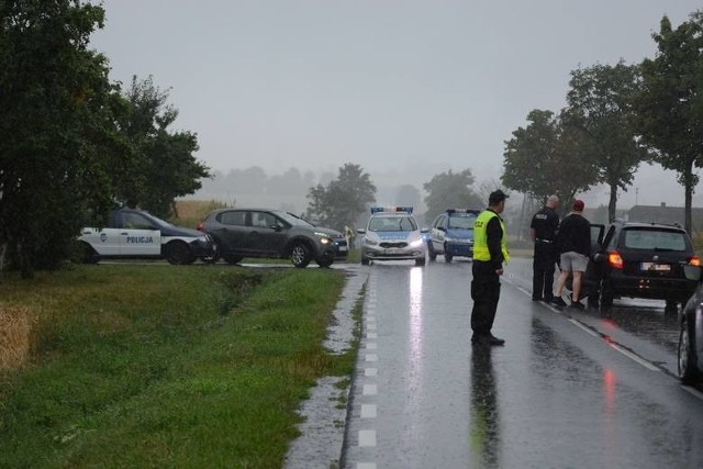 Policjant zginął podczas pracy na drodze wojewódzkiej. Jechał motocyklem służbowym przez Wabcz