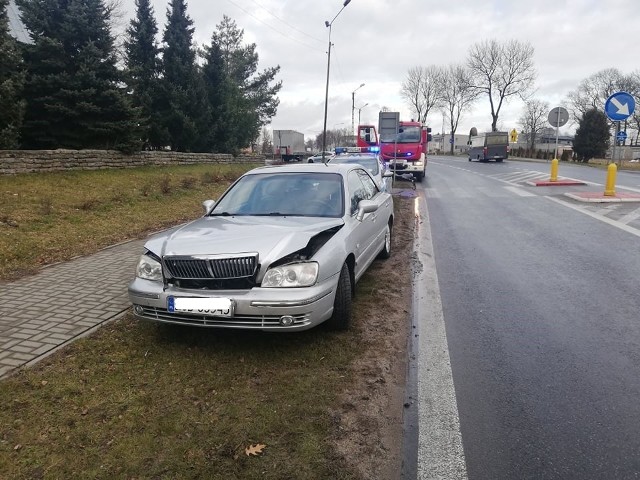 Do groźnie wyglądającego wypadku doszło, dziś, kilka minut przed godziną 14. Kierujący samochodem marki Volkswagen zatrzymał się przed przejściem dla pieszych. Jadący za nim kierowca samochodu marki Mercedes nie wystarczająco szybko zahamował w wyniku czego uderzył w tył Volkswagena. W wyniku zdarzenia do szpitala, na obserwacje trafiła dw&oacute;jka dzieci, w tym jedno 4-miesięczne.Zobacz także: Rozmowa Tygodnia GK24 z Moniką Kosiec z KMP w Koszalinie&lt;script class=&quot;XlinkEmbedScript&quot; data-width=&quot;640&quot; data-height=&quot;360&quot; data-url=&quot;//get.x-link.pl/e63e9c4a-1a7c-6cf8-823e-813fb4e2a8f1,6e8db5df-8a90-dae2-297e-31c0e9207cf3,embed.html&quot; type=&quot;application/javascript&quot; src=&quot;//prodxnews1blob.blob.core.windows.net/cdn/js/xlink-i.js?v1&quot;&gt;&lt;/script&gt;