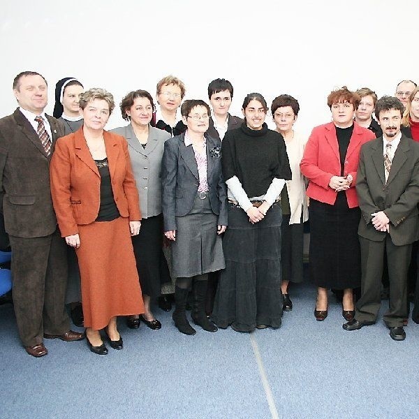 Na zdjęciu: Marie-Aude (w środku, w czarnej  bluzie) oraz przedstawiciele lokalnych instytucji,  z którymi współpracowała.