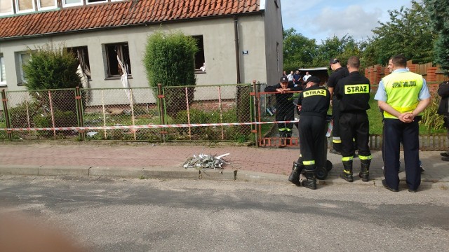 Wybuch był tak silny, że wysadził wszystkie okna w budynku, uszkodzony został dach i wejście do domu.