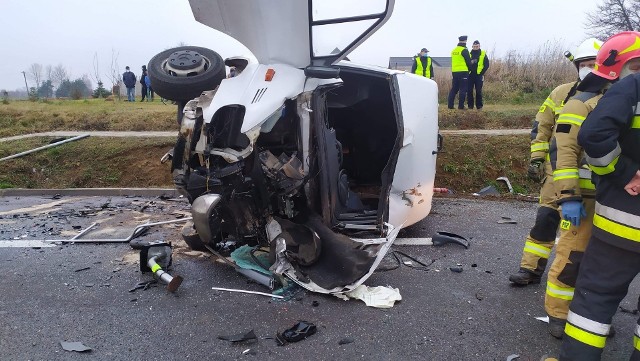 Zniszczony bus wiozący pasażerów. Prowadził go 44-letni mieszkaniec powiatu koneckiego, który zginął na miejscu