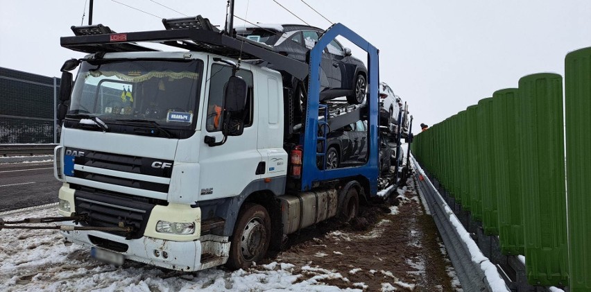 Na autostradzie A4 w Chłopicach w powiecie jarosławskim ukraińska ciężarówka zjechała na pas rozdziału