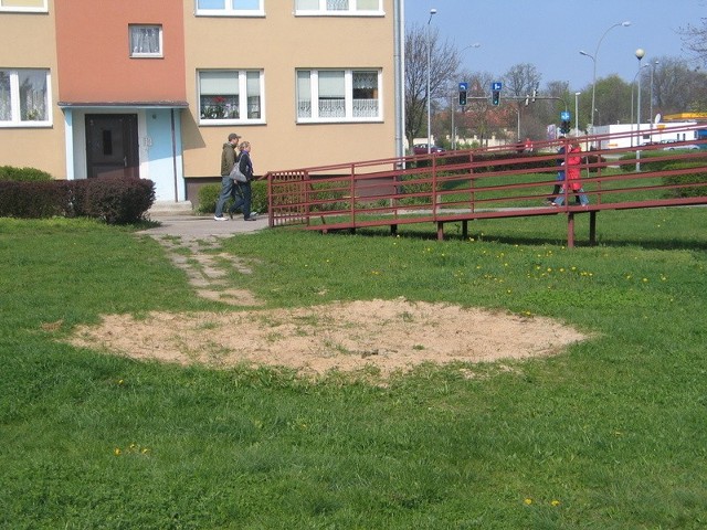 W bloku przy ulicy Matejki 22 w Tarnobrzegu mieszka około 20 rodzin z małymi dziećmi. Niestety, po likwidacji piaskownicy, rodzice wędrują z pociechami kilkaset metrów dalej, na te place, gdzie spółdzielnia pozostawiła piaskownice.