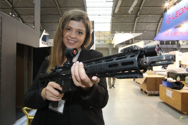 Joanna Stokowiec prezentuje broń amerykańskiej firmy Works 11. Zalety uzbrojenia będzie można poznać na targach od wtorku.
