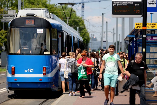 Tramwaj numer 20. To jedyna linia, jaka kursuje do Małego Płaszowa po wprowadzeniu nowego rozkładu jazdy. Linie 7 i 11 zostały zawieszone. Z tego powodu liczba kursów zmniejszyła się o połowę