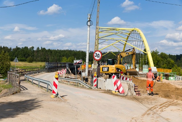 Przewidziano objazdy przez Sokółkę, Krynki, a także drogami: krajową nr 19, oraz wojewódzką nr 674. Dzisiaj w miejscowości Podsupraśl zostanie bowiem zamknięty tymczasowy most. Można z niego korzystać na czas przebudowy dotychczasowego mostu na trasie Supraśl – Krynki.  