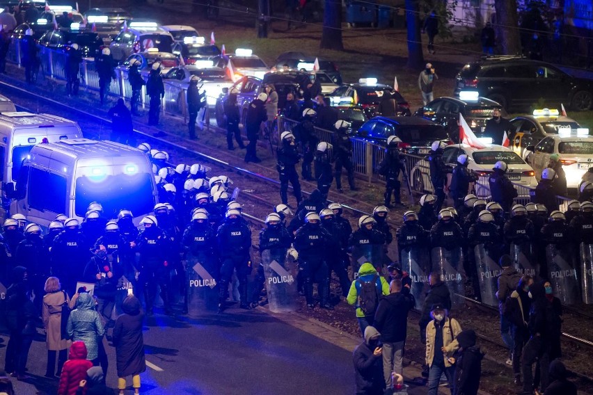 - Wszędzie na świecie bronią ludzi przed wirusem, tylko u...