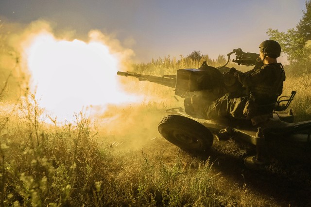 Obwód charkowski, Ukraina, 24 sierpnia 2022 r. Żołnierze jednostki artylerii przeciwlotniczej jednej z brygad Gwardii Narodowej Ukrainy