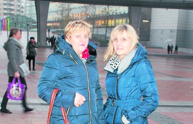 Małgorzata Konieczna i Anna Konieczna-Wójcik, żona i córka Rolnika Roku 2014 powiatu jędrzejowskiego Tadeusza Koniecznego  przed siedzibą Parlamentu Europejskiego w Brukseli.