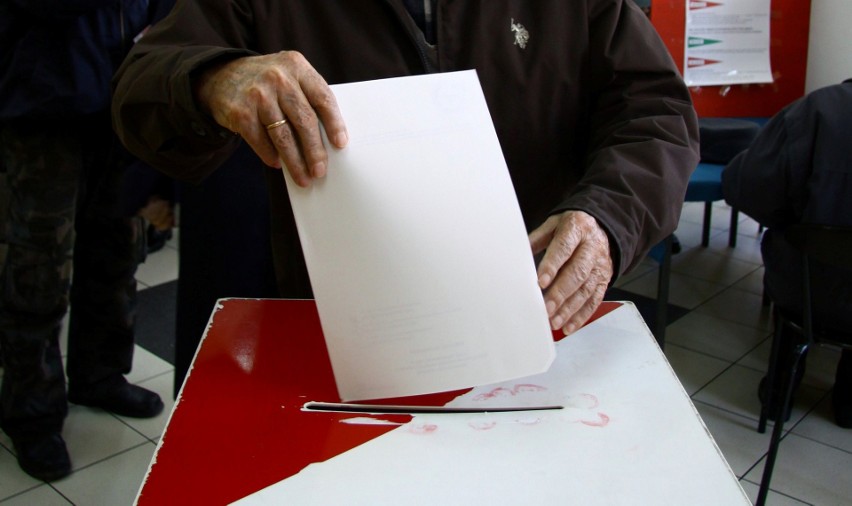 W niedzielę na wybory zabierz ze sobą dokument tożsamości. Wyjaśniamy zasady głosowania