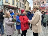 Edyta Gajda już dzień po wyborach spotkała się z mieszkańcami Żar. Przy ławce Telemanna czekał na nią tłum