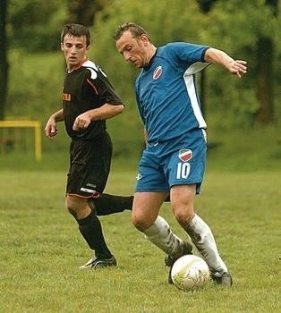 Witold Plesiński z Krakusa Swoszowice (w niebieskim stroju) podczas meczu z Rudnikiem Fot. Michał Klag
