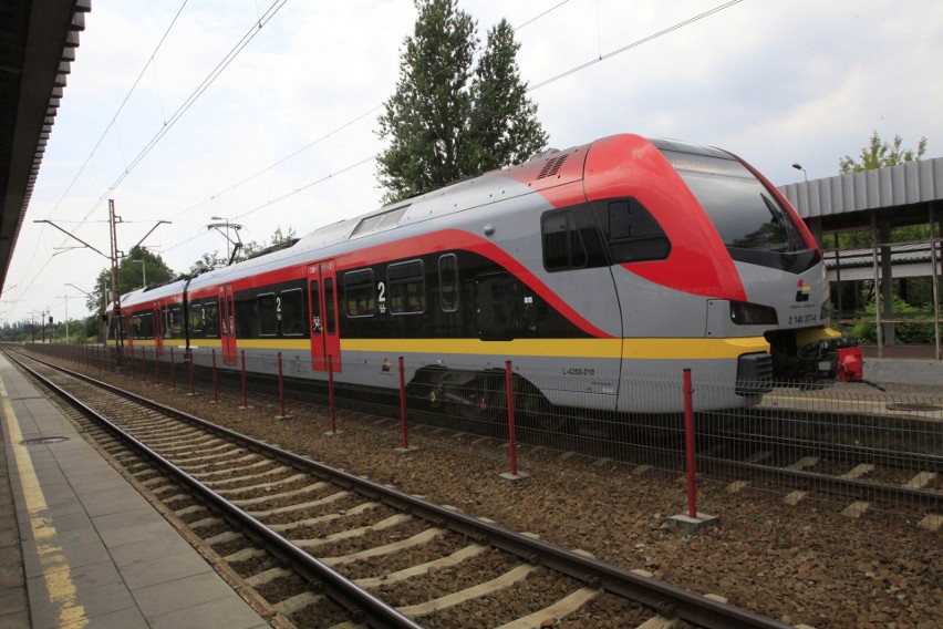 Dworzec kolejowy Łódź Żabieniec zaniedbany i zdewastowany z zagrzybionym, śmierdzącym przejściem podziemnym