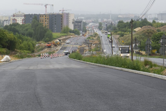 W ramach rozbudowy al. 29 Listopada wykonano już nową jezdnię na odcinku od ul. Węgrzeckiej do ul. Banacha. Od 27 lipca ma zostać udostępniona dla ruchu samochodowego.