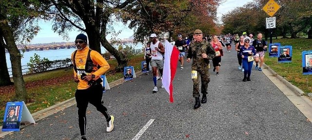 Jacek Schmidt maraton w Waszyngtonie przebiegnie już po raz drugi. Okazja jest szczególna. Będzie biegł ze zdjęciem 24-letniego Dawida  Pietrka, mieszkańca Polic, który zginął w Afganistanie w 2008 r.