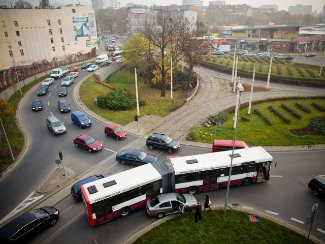 Przez prawie dwie godziny rondo był częściowo zablokowane.