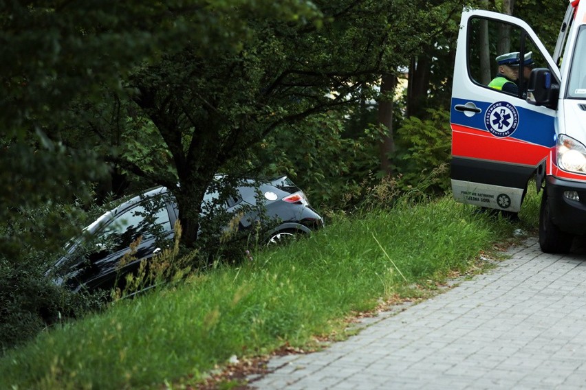 Na ul. Wyspiańskiego kierowca hondy wypadł z drogi i wjechał...