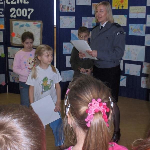 Beata Jędrzejewska-Wrona, rzecznik tarnobrzeskiej policji rozdała dyplomy tym dzieciom, które aktywnie uczestniczyły w rozmowie.