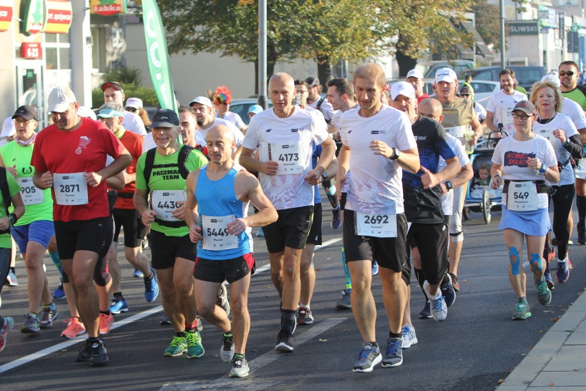 Zdjęcia z maratonu w Poznaniu 2018 - biegacze na pierwszym...