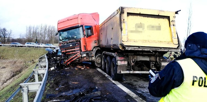 Czerwonka. Wypadek na DK 8. Ciężarowa skania zderzyła się z volkswagenem passatem. Dwie osoby ranne [ZDJĘCIA]