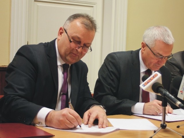 Umowę koalicyjną podpisali prezydent Przemyśla Robert Choma - Porozumienie dla Przemyśla (nz. z prawej) oraz przewodniczący Rady Miejskiej i lider Prawa i Sprawiedliwości Władysław Bukowski.
