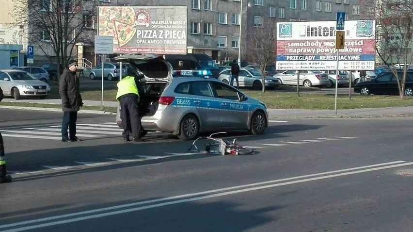 Niemiec w BMW zabił rowerzystkę, wjechał w billboard i drzewo [ZDJĘCIA]