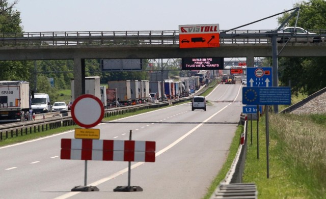 Na blisko 12-kilometrowym kawałku autostrady A4, między węzłami Kąty Wrocławskie i Kostomłoty, pojawiły się kamery. Będą mierzyć prędkość na całym odcinku.