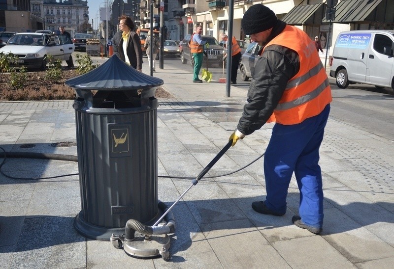 Zabrudzenia, których nie da się wyczyścić myjką, są usuwane...