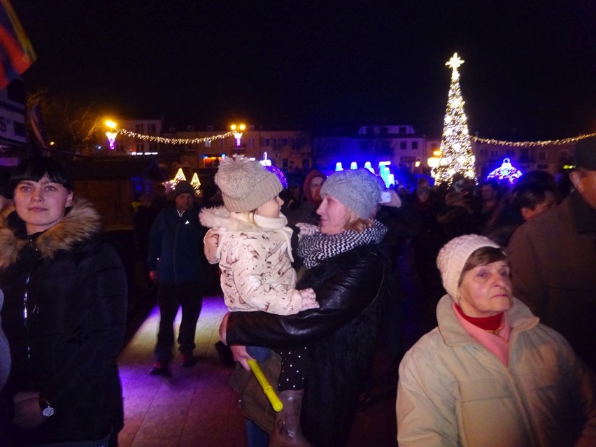Sylwester 2017/2018 w Ostrowcu. Mieszkańcy hucznie witali Nowy Rok na Rynku