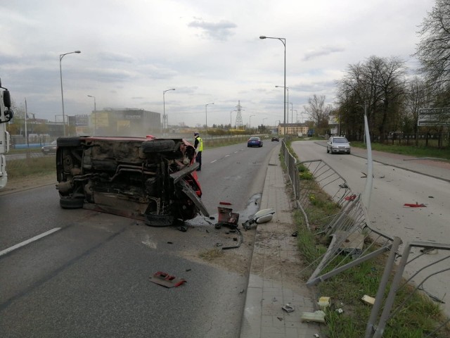 Awantury na stacjach benzynowych, zdewastowane znaki drogowe i policyjne pościgi rodem z gry komputerowej "Need for the speed", a to wszystko na świętokrzyskich drogach. W tle oczywiście alkohol, który dodaje kierowcom brawury, odwagi i pewności siebie. Niestety zwykle są to tylko złudzenia. Przedstawiamy rekordzistów z naszego województwa, którzy w ostatnim czasie wsiadali za kółko z największą ilością promili.  Na zdjęciu koniec kwietnia w Kielcach. Pościg za czerwonym bmw dla tego ostatniego zakończył się między innymi stłuczką z radiowozem i lądowaniem najpierw na słupie, a potem na boku na drodze. Kierowca uciekającego auta był pijany.