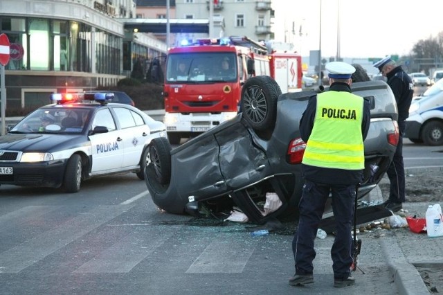 Citroen po dachowaniu na skrzyżowaniu ulic Czarnowskiej i Żelaznej w Kielcach