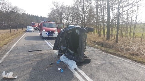 Samochód prowadzony przez kierującą dachował dwa razy. Wtedy nie przypięty pasami pasażer wypadł  na zewnątrz